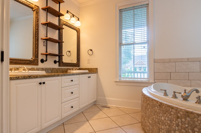 Building Photo - 202 Lagoon Dr