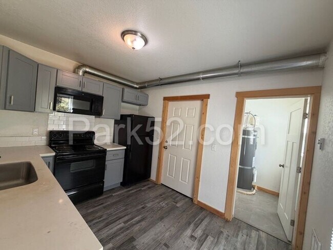 Building Photo - 1 Bed 1 Bath Tacoma Apartment - Small Pet Friendly