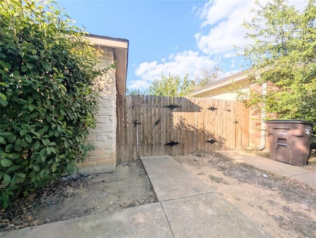 Building Photo - 2014 Redwing Way