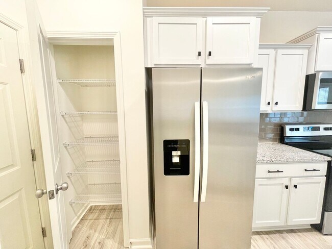 Building Photo - Spacious 3BD/2.5BTH Paired Home minutes from I-77 and I-40 - Available 08/10