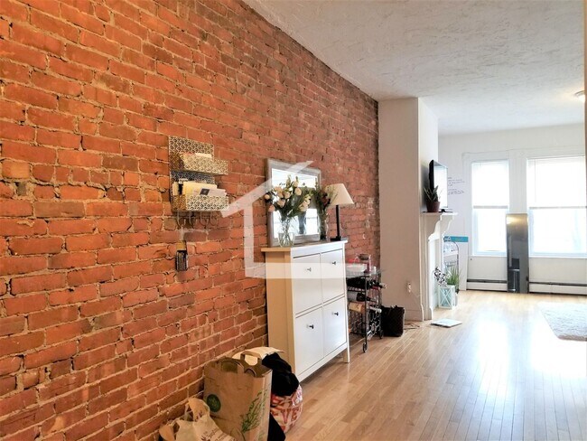 Building Photo - Awesome 3bed 1 bath Duplex in Brighton...