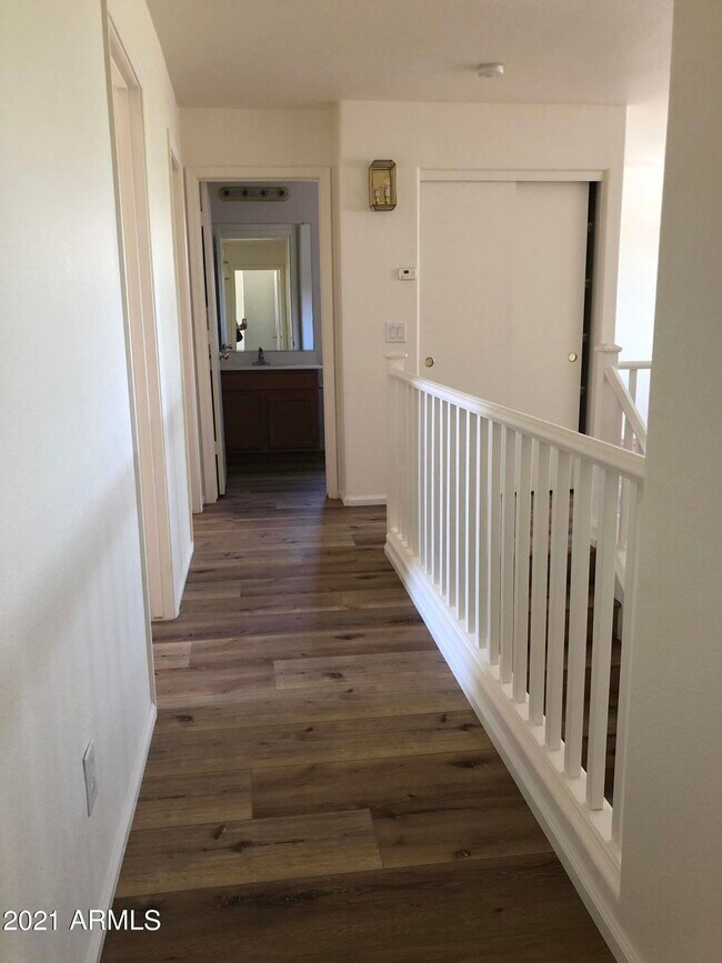 Building Photo - 2528 W Straight Arrow Ln