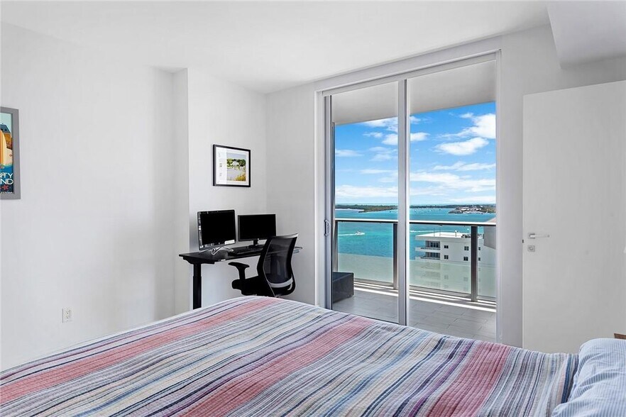 Building Photo - 1300 Brickell Bay Dr