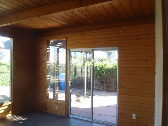 Building Photo - 3 Bed House w/Garage, Additional Family Room