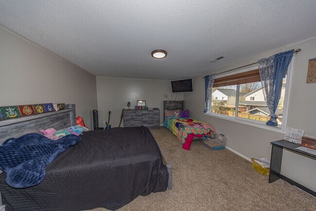 Building Photo - 5 Bedroom home, 2488sf with Central Air. Fenced Yard