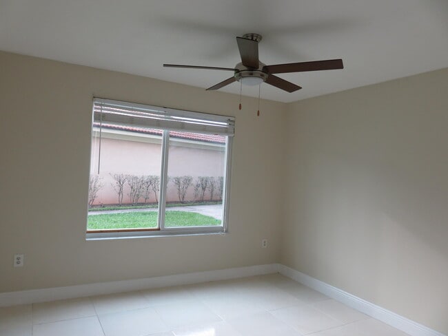 Building Photo - 1103 Villa Cir