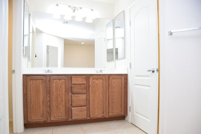Building Photo - HENDERSON UPGRADED 4 BEDROOM HOME