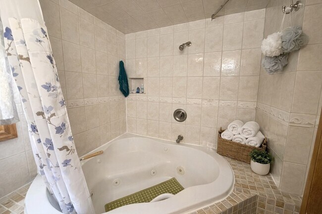 Building Photo - 183 Forest St