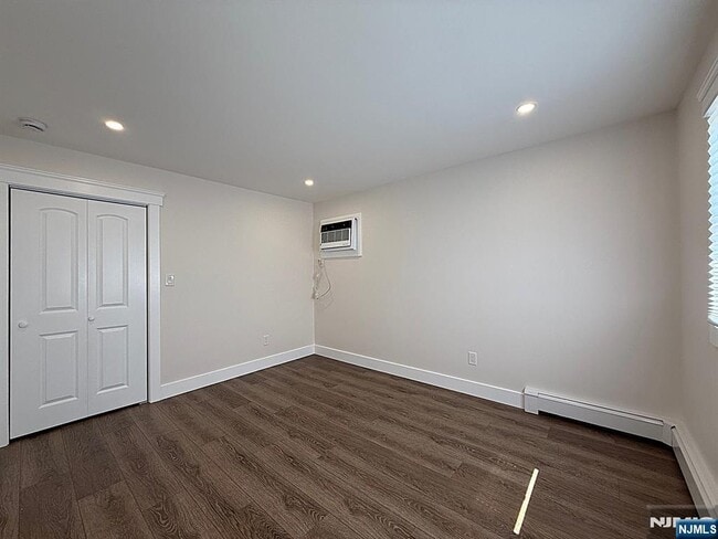 Building Photo - 682 Valley Brook Ave