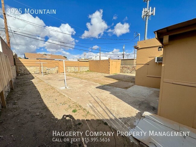 Building Photo - Central El Paso 3 bed with bonus office an...