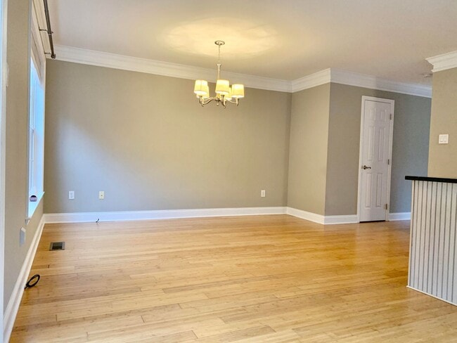 Building Photo - MUST SEE! End Unit, Electric Fireplace, Gr...