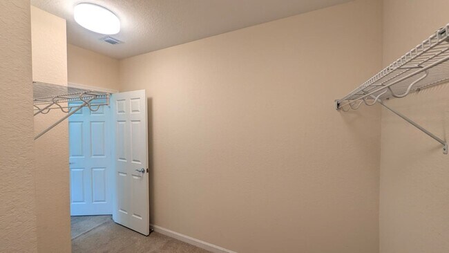 Building Photo - Spacious Townhome in Desirable Vizcaya Falls 3-bedroom, 2.5-bath townhome