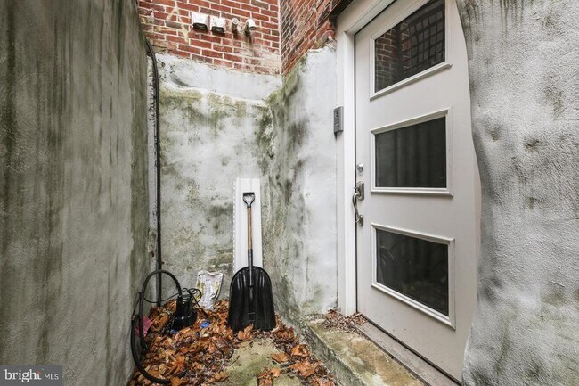 Building Photo - 2013 Mt Vernon St