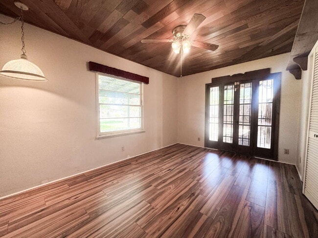 Building Photo - "Charming 3 Bedroom, 2 Bathroom Home with Spacious Living"