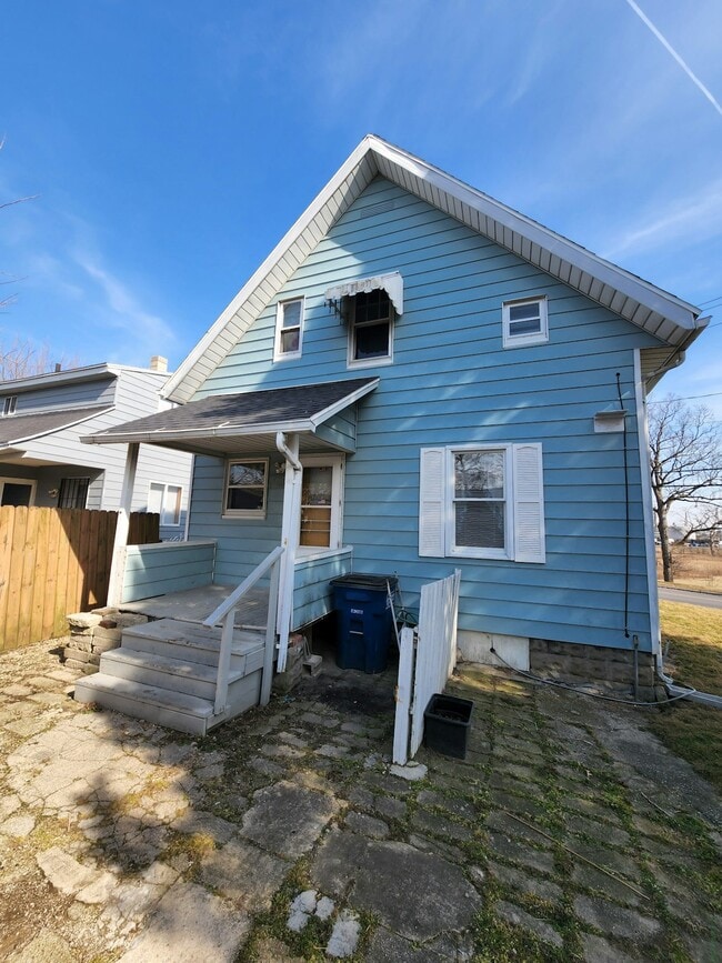 Building Photo - 1108 White St.