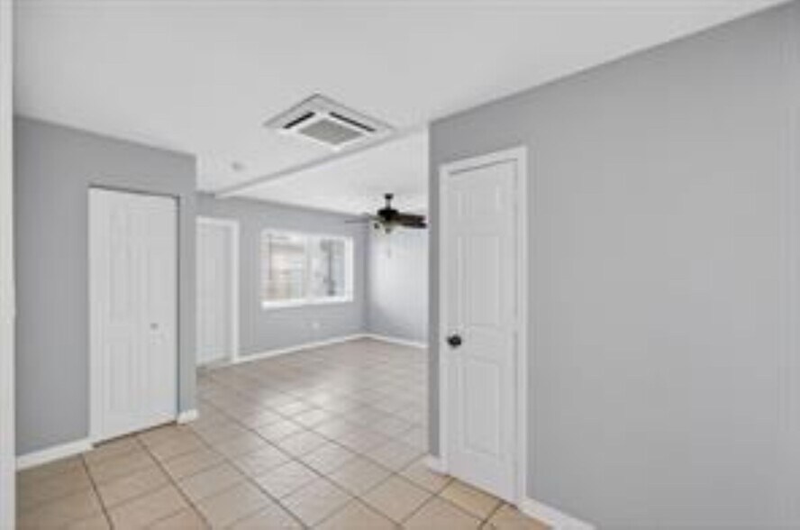 Building Photo - 1037 N Victoria Park Rd