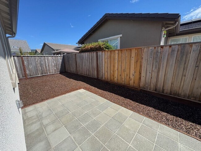 Building Photo - Beautiful, Single Story 3 Bedroom Home in ...