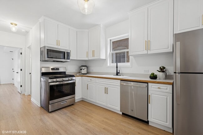 Building Photo - 1064 N Marshfield Ave