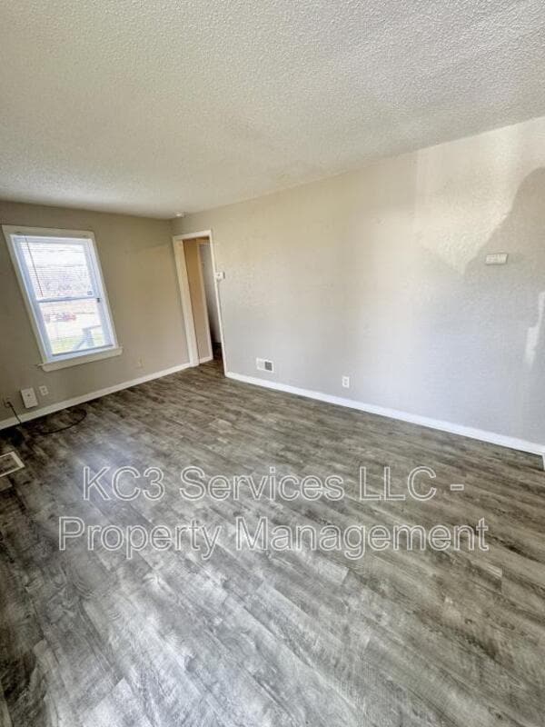Building Photo - 6131 NE Vivion Rd