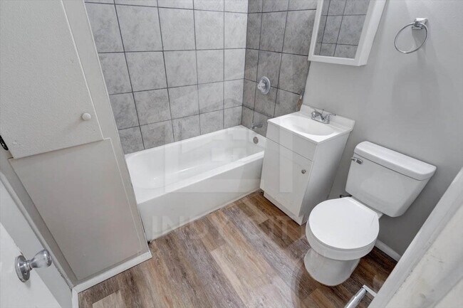 Building Photo - 750 S Dequincy St