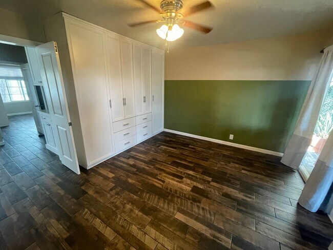 Building Photo - Beautiful 2 Bedroom Home with Large Yard