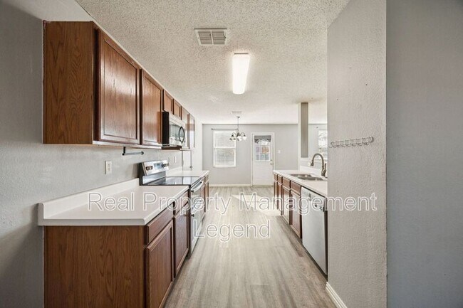 Building Photo - 2900 Sheridan Ln