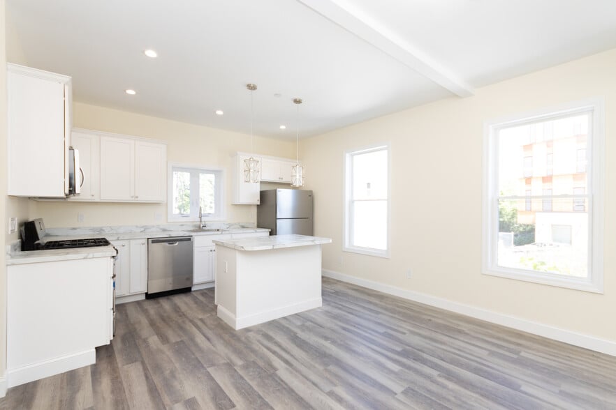 Building Photo - 2 French Ter