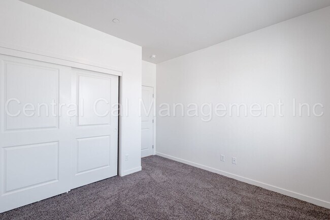 Building Photo - 4 bedroom 2 bath  Home in the Desired Sout...