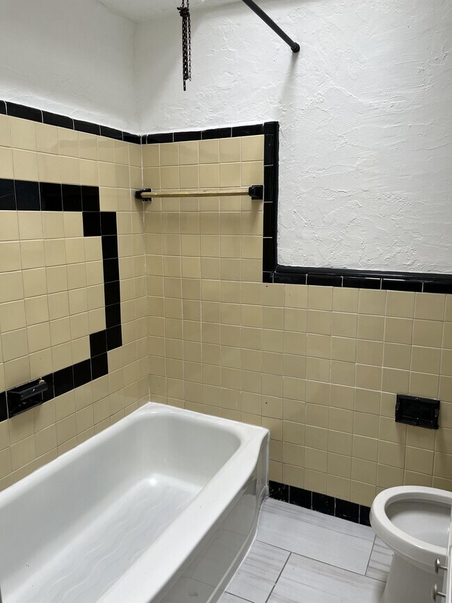 Building Photo - 240 W 21st St