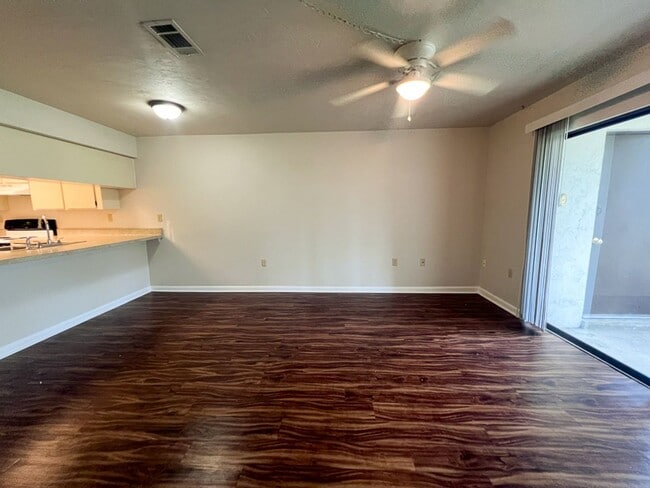 Building Photo - 2BR/1.5 Townhouse in Conveniently Located ...
