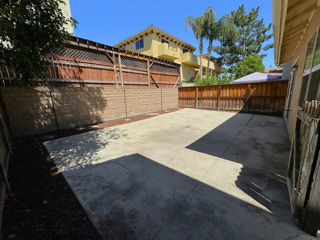 Building Photo - Spacious 4 Bed, 3 Bath Townhome in Gated W...