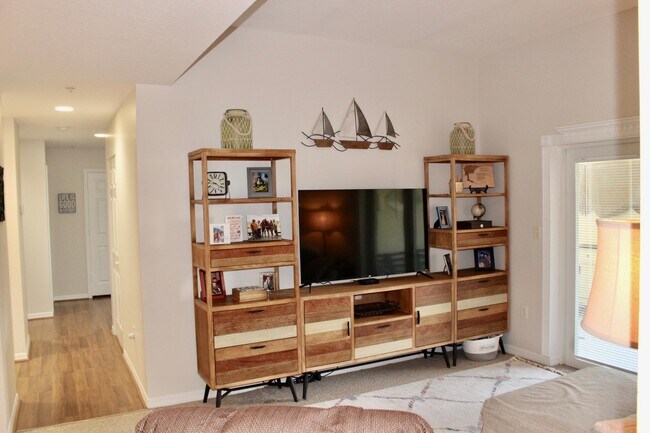 Building Photo - 1150 Town Center Dr