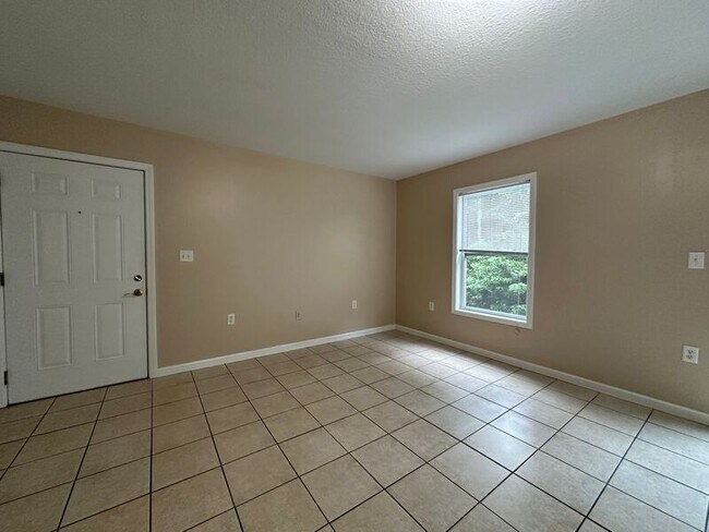 Building Photo - 10 Zell Ln