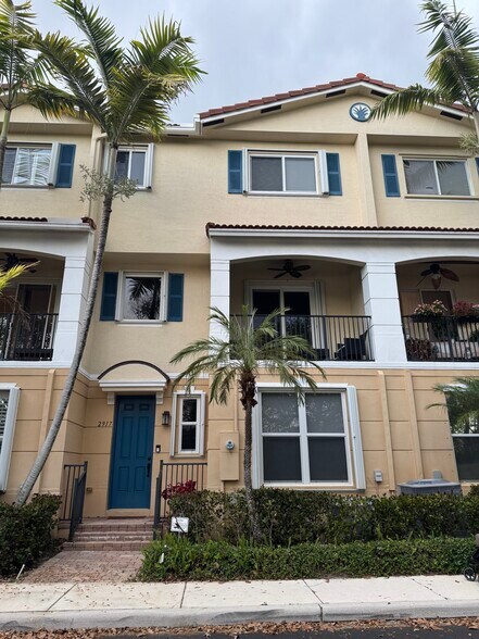Building Photo - 2917 S Greenleaf Cir