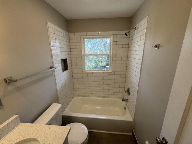 Building Photo - Cozy 1 Bedroom Apartment in the Heart of W. GVL. Steps from Unity Park and Pendleton St.