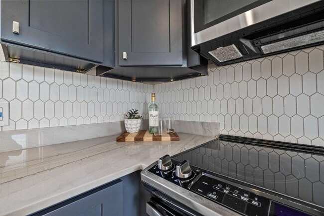 Building Photo - "Charming 2-Bedroom Bungalow in Tampa's Vibrant Heart – Cozy 796 Sq Ft Retreat!"