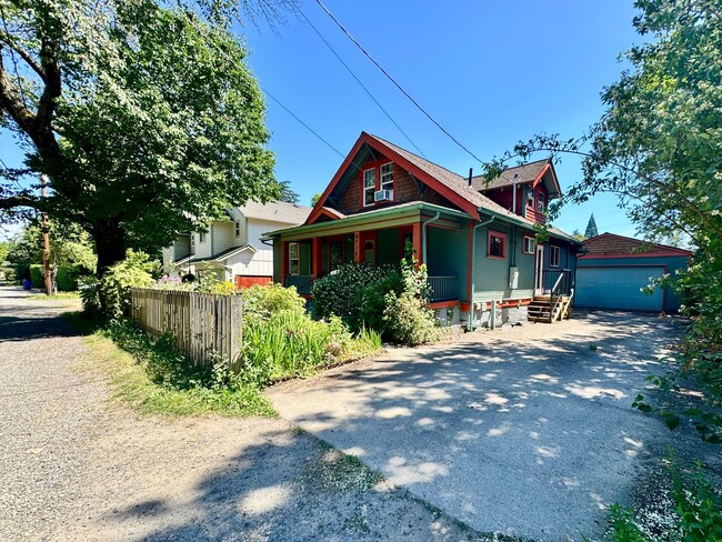 Building Photo - Beautiful 4+ Bed, 3 Bath Crafstman Home with Fenced Yard near St. Johns
