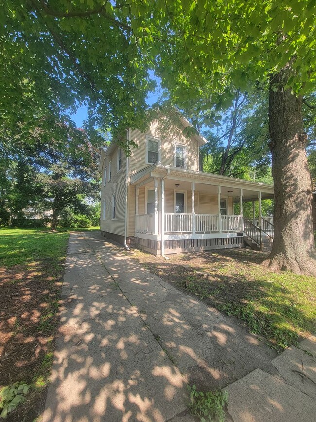 Building Photo - 5 bedroom / 2 bathroom House in Peoria