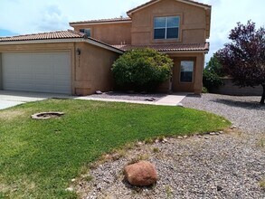 Building Photo - Stunning 4-bedroom, 2.5-bathroom home in R...