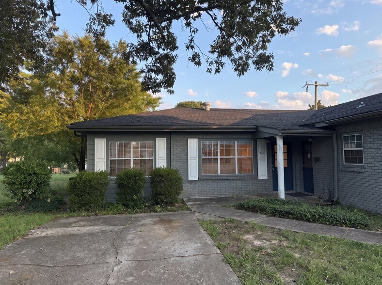 Building Photo - 600 E Lee Rd