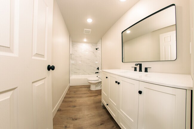 Building Photo - 732 Hislop Dr
