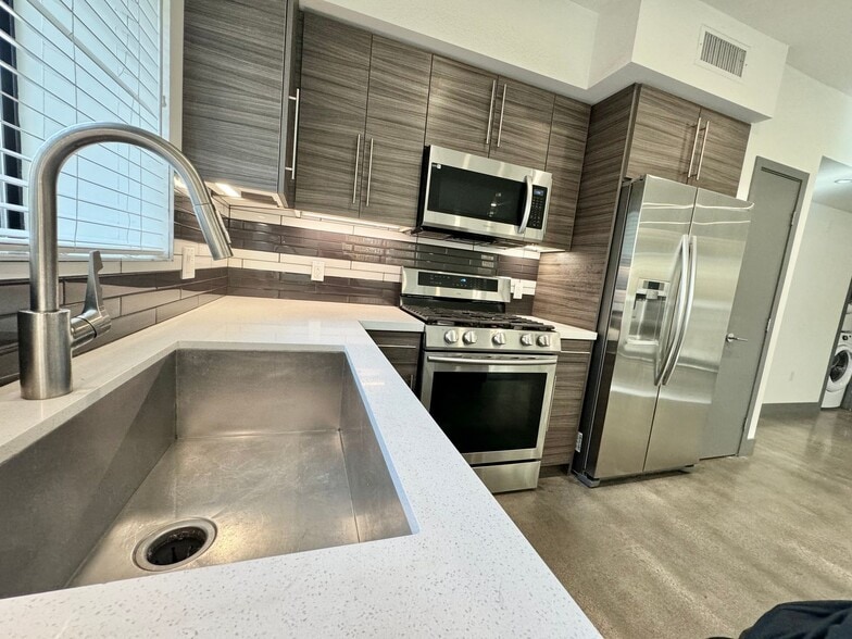 Building Photo - 3743 Midvale Ave