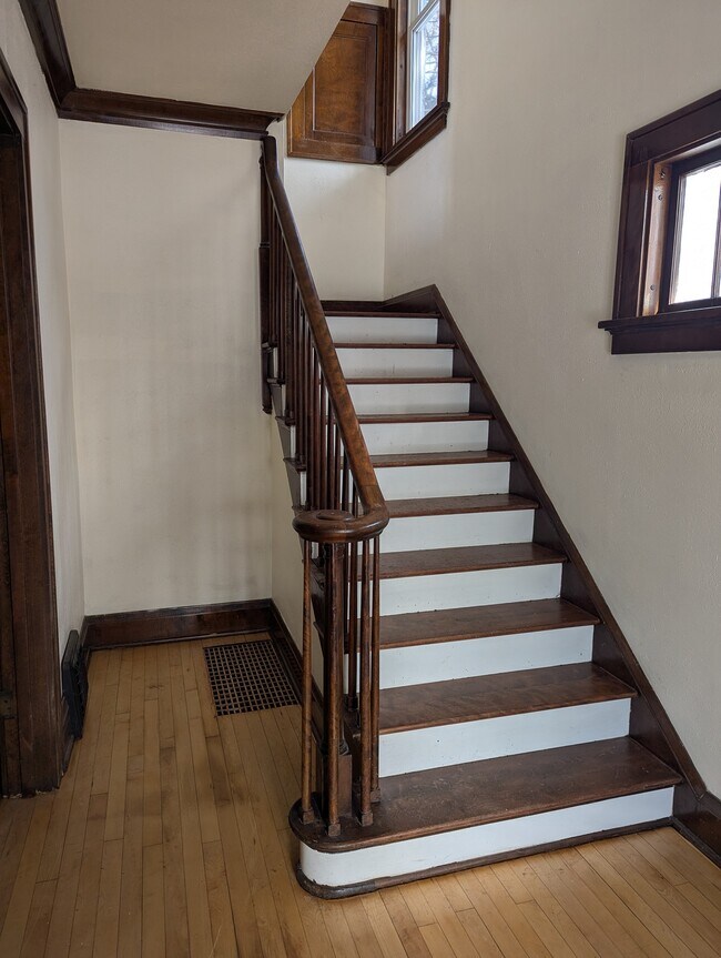 Building Photo - 828 E Thomas St