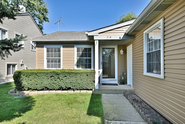 Building Photo - 714 N Lakeside Dr