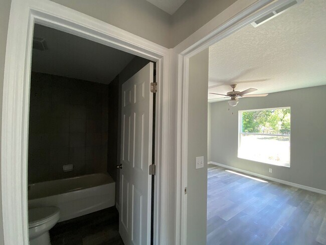 Building Photo - Desirable SW Ocala Neighborhood 3/2/2 **WON"T LAST**