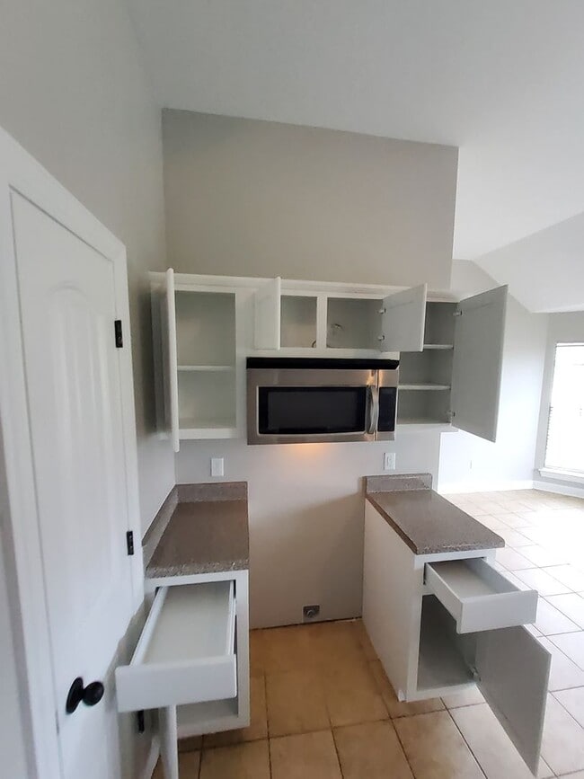 Building Photo - Modern Southaven Home with Two-Car Garage