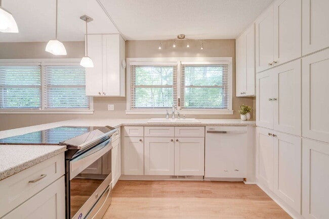 Building Photo - Spacious 3-Bed Ranch Living in Hillsborough