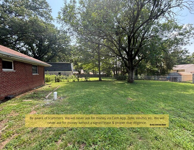 Building Photo - 1118 Soria St