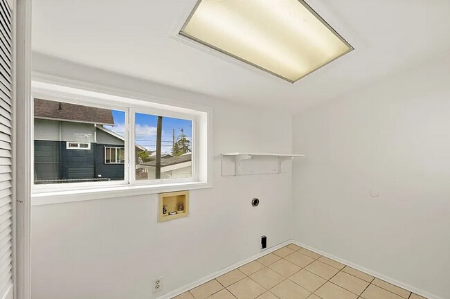 Building Photo - Beautiful Craftsman Home with Ample Parking & Outdoor Space