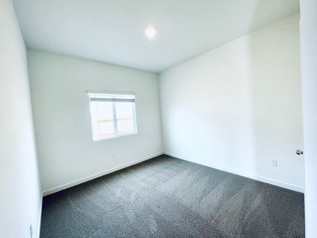 Building Photo - Newer 4 Bedroom Home, 3 car garage